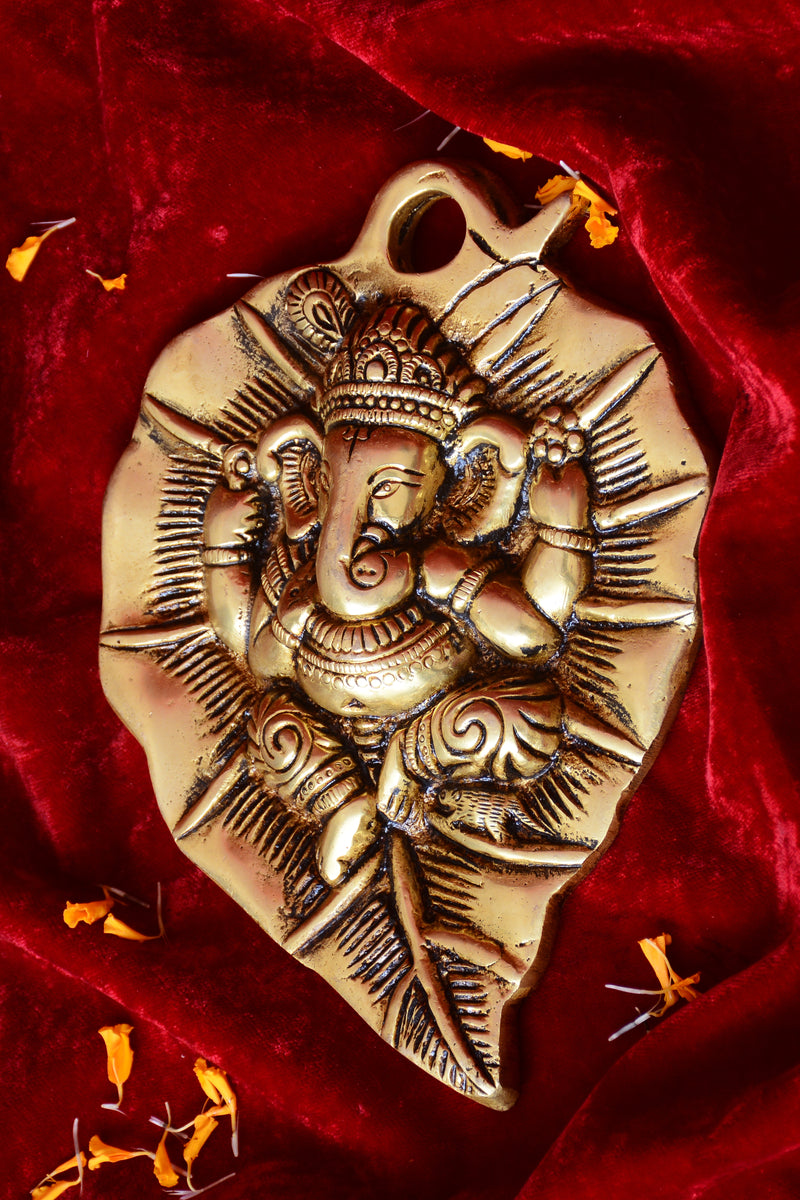 HANGING LEAF GANESH