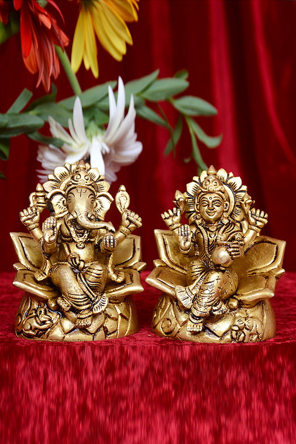 KAMAL CHAIR SITTING LAXMI GANESH